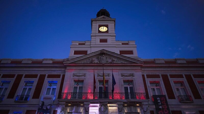 Madrid ilumina la Real Casa de Correos con los colores de EE.UU. por su 250 aniversario