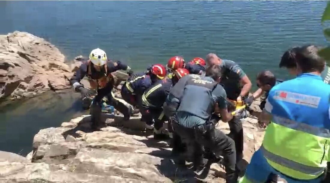 Los Bomberos rescatan a un joven del embalse de Puentes Viejas tras sufrir un golpe en la espalda