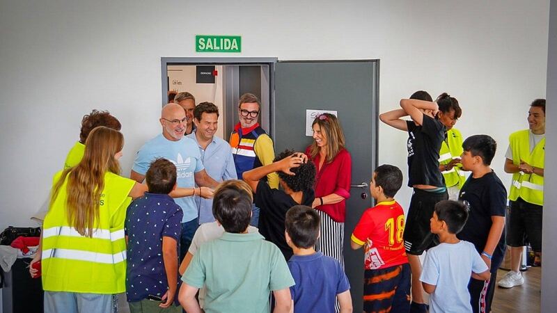 Luis de la Fuente hace una visita sorpresa a los evacuados en Las Rozas 