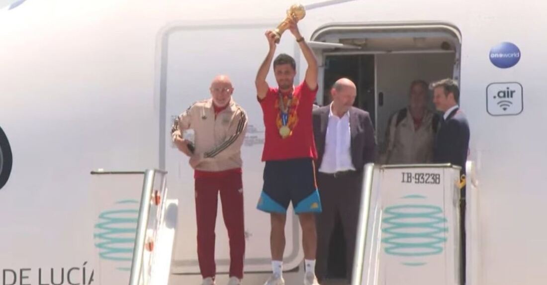 La selección española llega a Madrid con el trofeo mundial