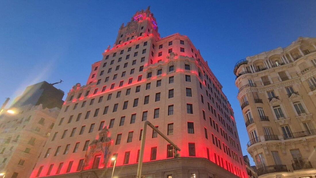 Telefónica ilumina su edificio de Gran Vía de rojo en apoyo a España en la final
