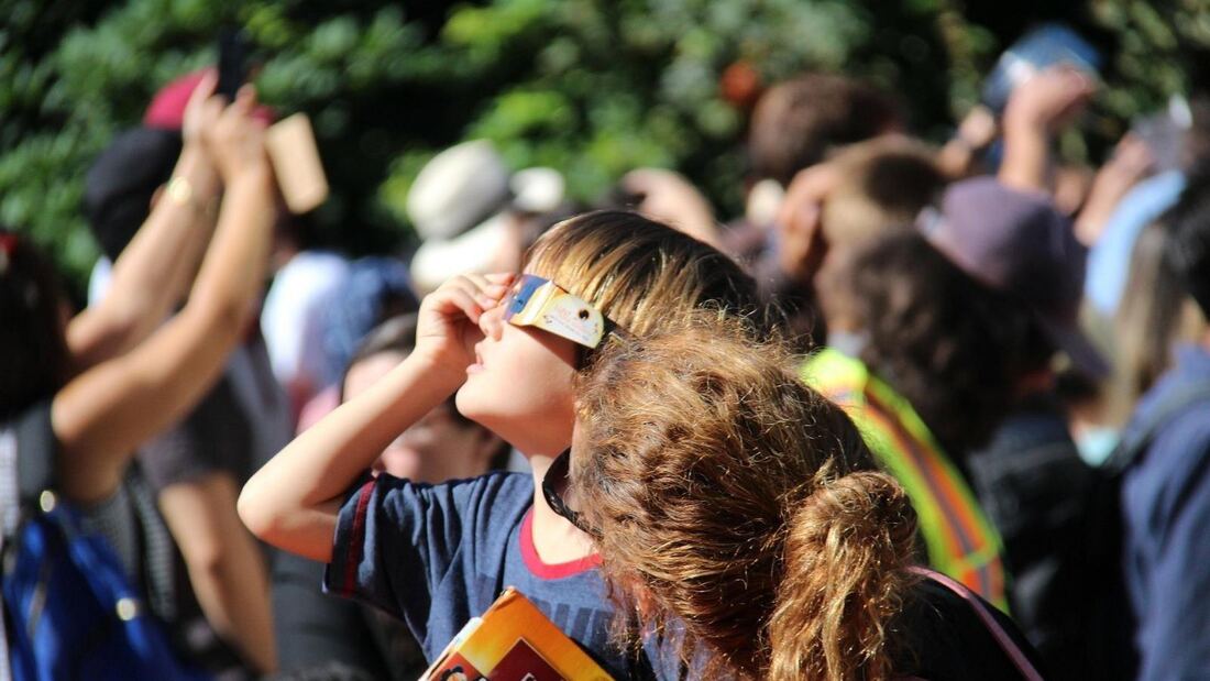 Tres Cantos distribuye 400 gafas pero cierra actos colectivos