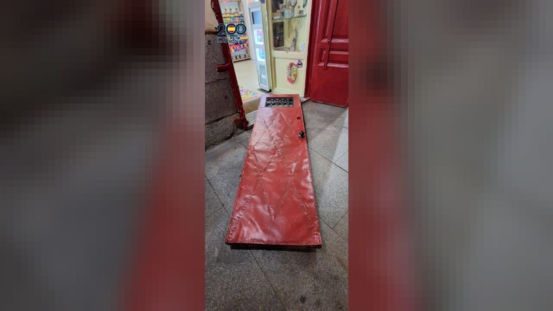 Detenidos dos varones por robo con fuerza en un estanco