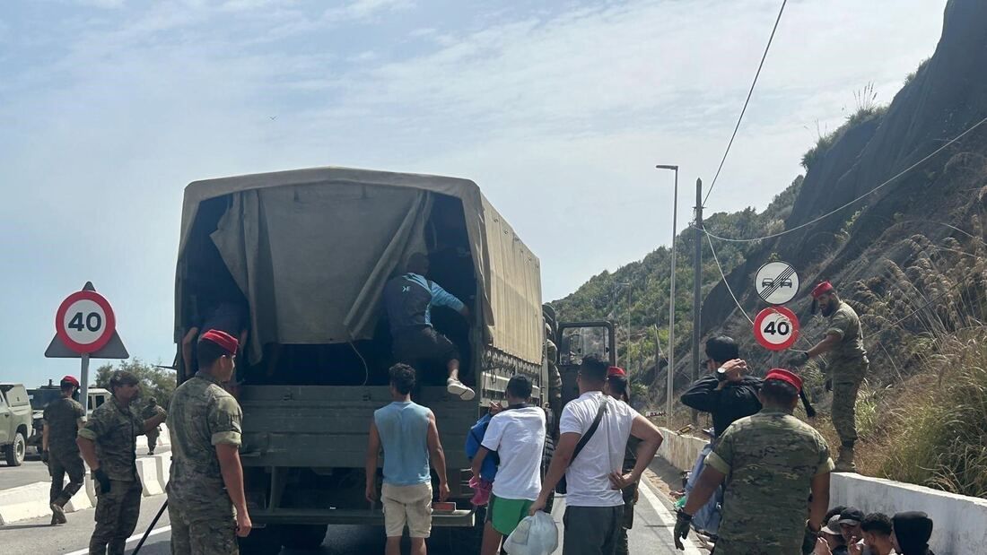 Fuerzas Armadas trasladan centenares de migrantes a la frontera