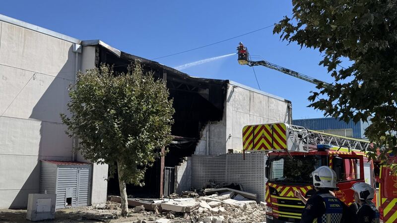 Los bomberos extinguen un incendio en una nave de producción televisiva en Fuente el Saz