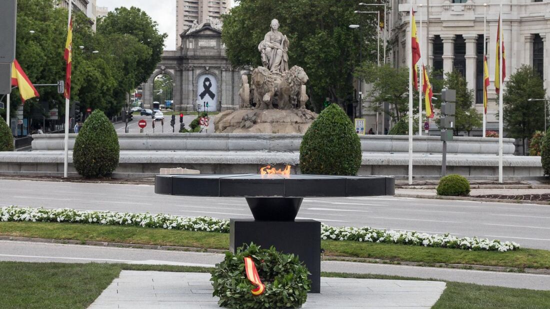 El pebetero de Cibeles que homenajea a las víctimas del Covid