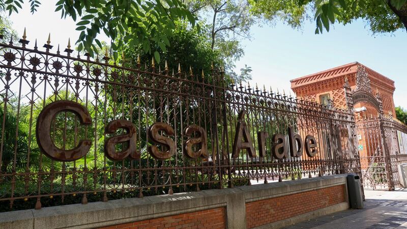 Los alumnos de la Casa Árabe piden a Almeida frenar el desalojo