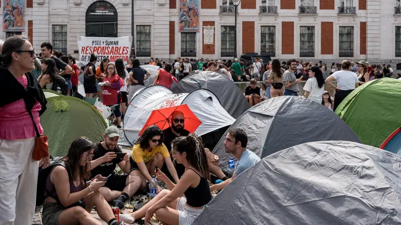 Madrid acusa a la Delegaci&oacute;n de "dejaci&oacute;n de funciones" por la acampada de Sol