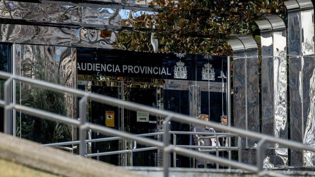 Juzgan a un hombre por insultar y escupir a dos mujeres por besarse en la calle