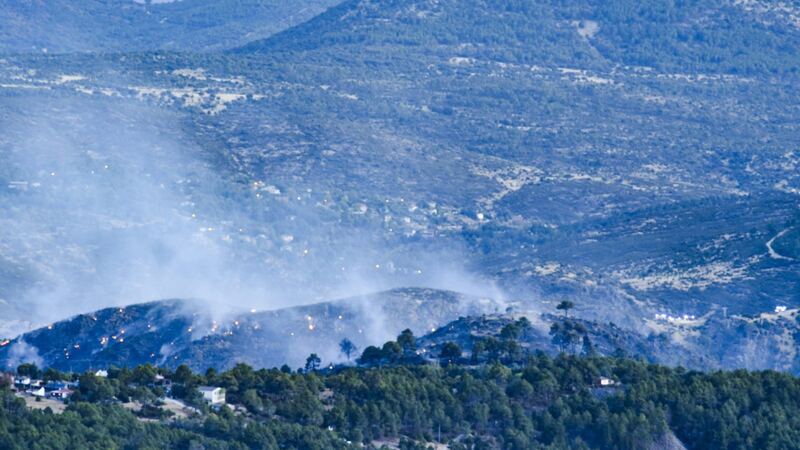 El GERA rescata a tres operarios en un puente sobre el río Cofio junto al incendio de la M-505