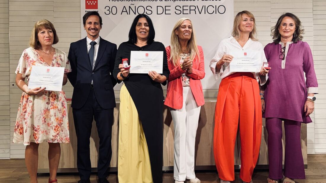 La Comunidad reconoce  a sus empleados públicos con 30 años de servicio