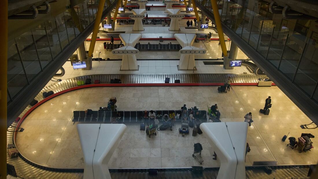 La Guardia Civil desarticula la red que estafó 90.000 euros en Barajas