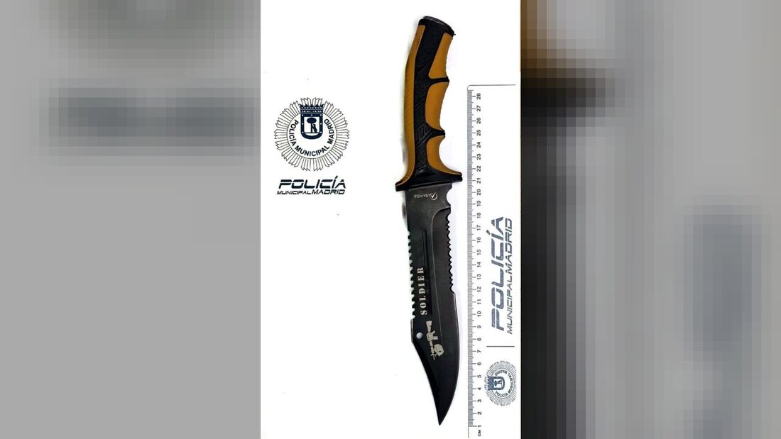 La Policía Municipal detiene a un joven en Latina que circulaba en patinete con una careta de 'La Casa de Papel' y un machete de 36 centímetros