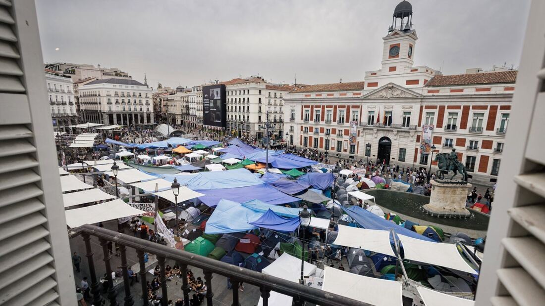 El Gobierno de Ayuso exige al delegado desmantelar la acampada de Sol