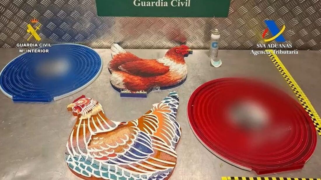 La Guardia Civil intercepta en Barajas más de seis kilos de cocaína ocultos en piezas artesanales desde Colombia