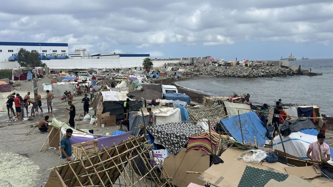 La Policía desaloja con 350 agentes los asentamientos de Ceuta