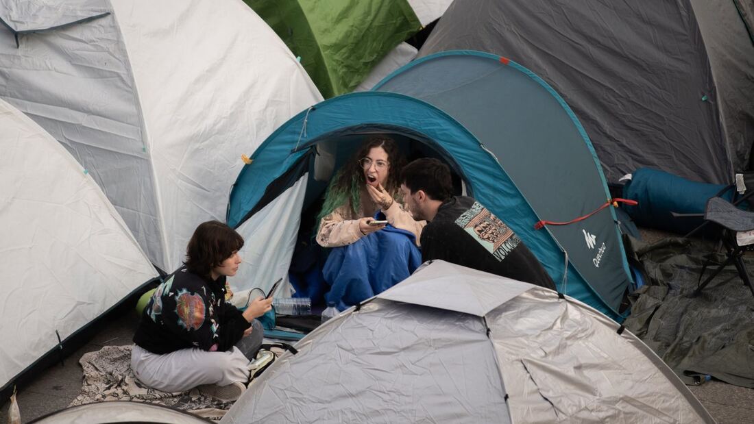 Sol amanece con más tiendas de campaña en la acampada