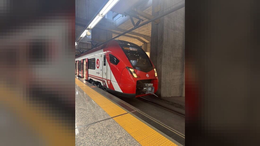 Un tren de gran capacidad vuelve a circular en la C-1 tras pasar por el taller