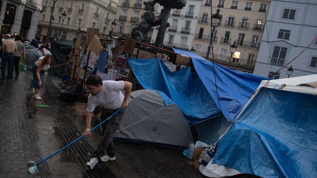 La acampada por la vivienda se extiende más allá de Sol