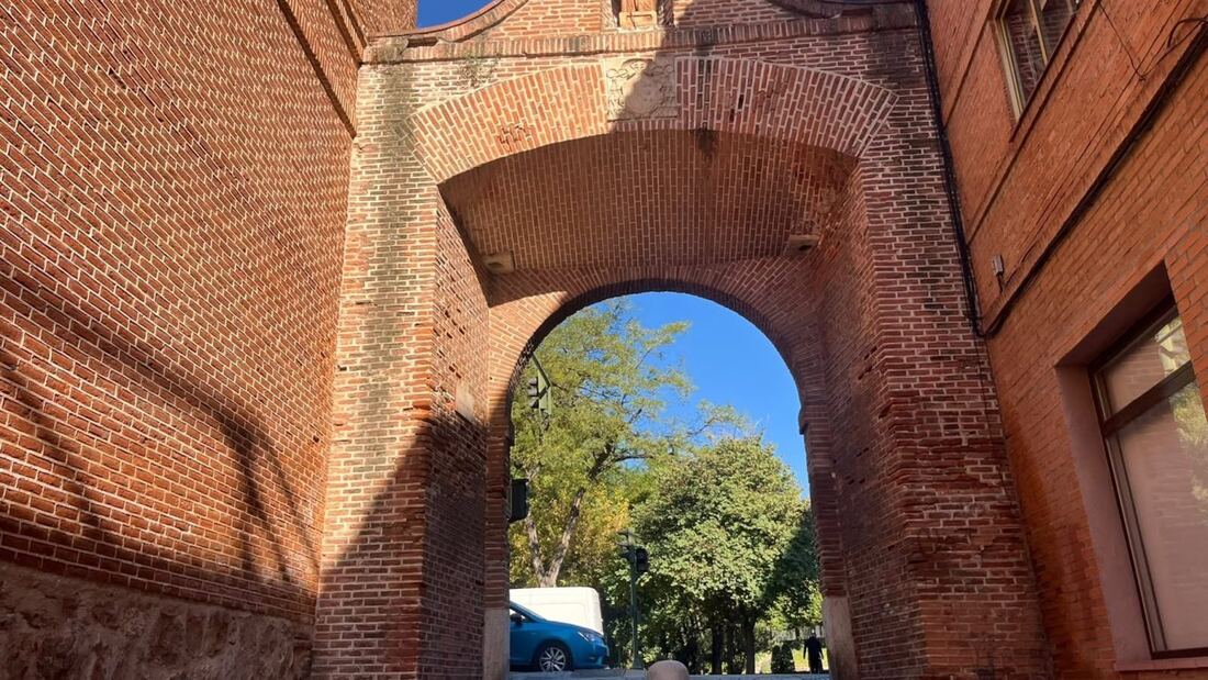 La Junta de Gobierno de Alcalá estudia la restauración parcial del Arco de San Bernardo