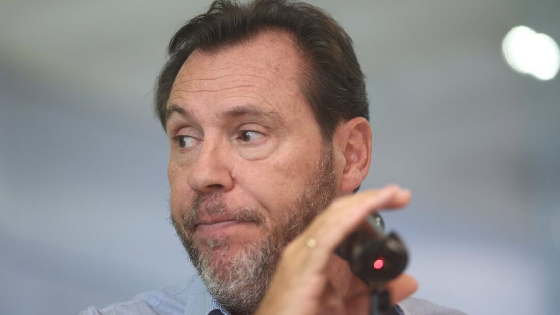 Almeida tacha de "indecente" la filtración de los audios