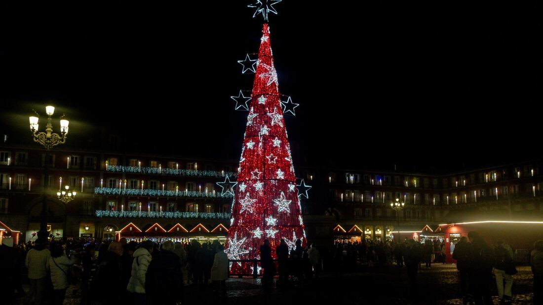La acampada retrasa el montaje del árbol de Navidad de Sol