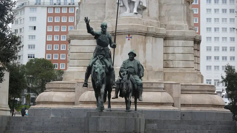 El Ayuntamiento restaura los monumentos de Quijote y Apolo