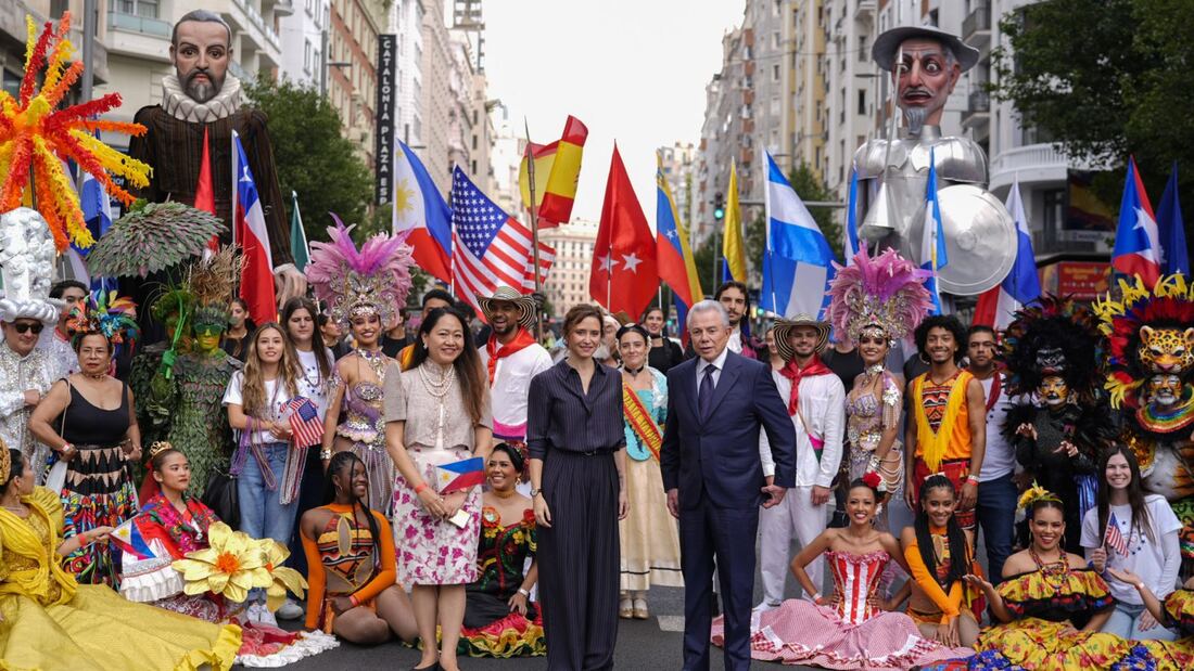Miles de personas desfilan por la Hispanidad en Madrid