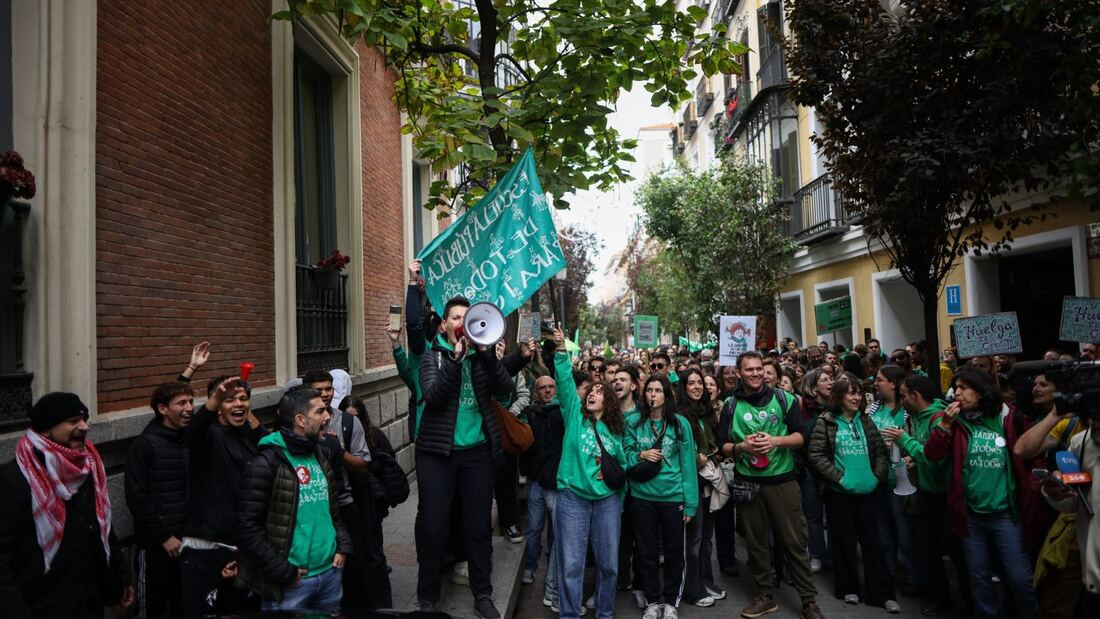 Ayuso tilda de "intolerables" los ataques de los manifestantes de la huelga educativa