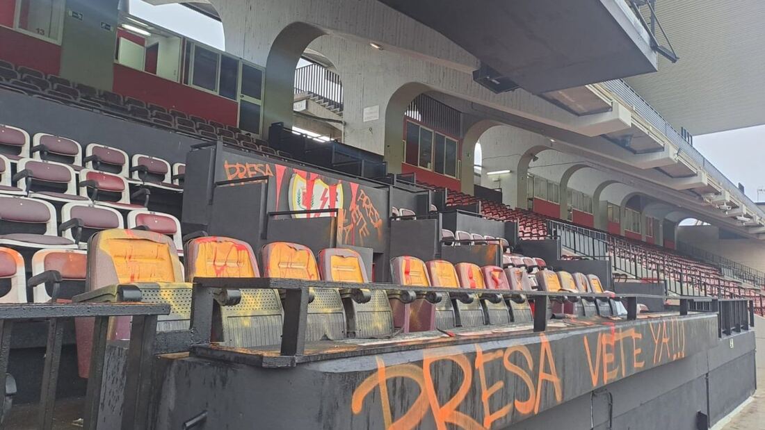 Vandalizan el palco de autoridades del Estadio de Vallecas