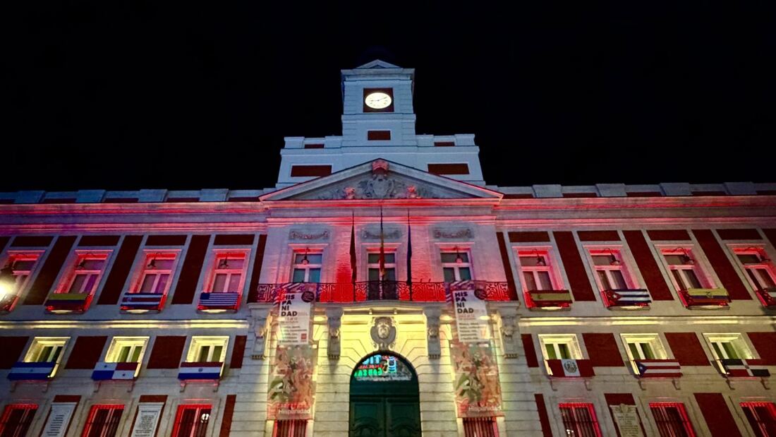 La bandera de España ilumina la Puerta del Sol