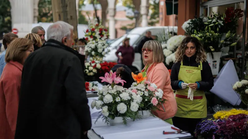 La tradici&oacute;n de llevar flores a la Almudena pierde fuerza