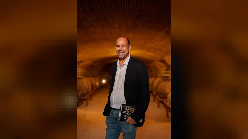 Javier Oliva lanza 'El laberinto de piedra', thriller en torno a la construcci&oacute;n de El Escorial: "Es un escenario brutal"