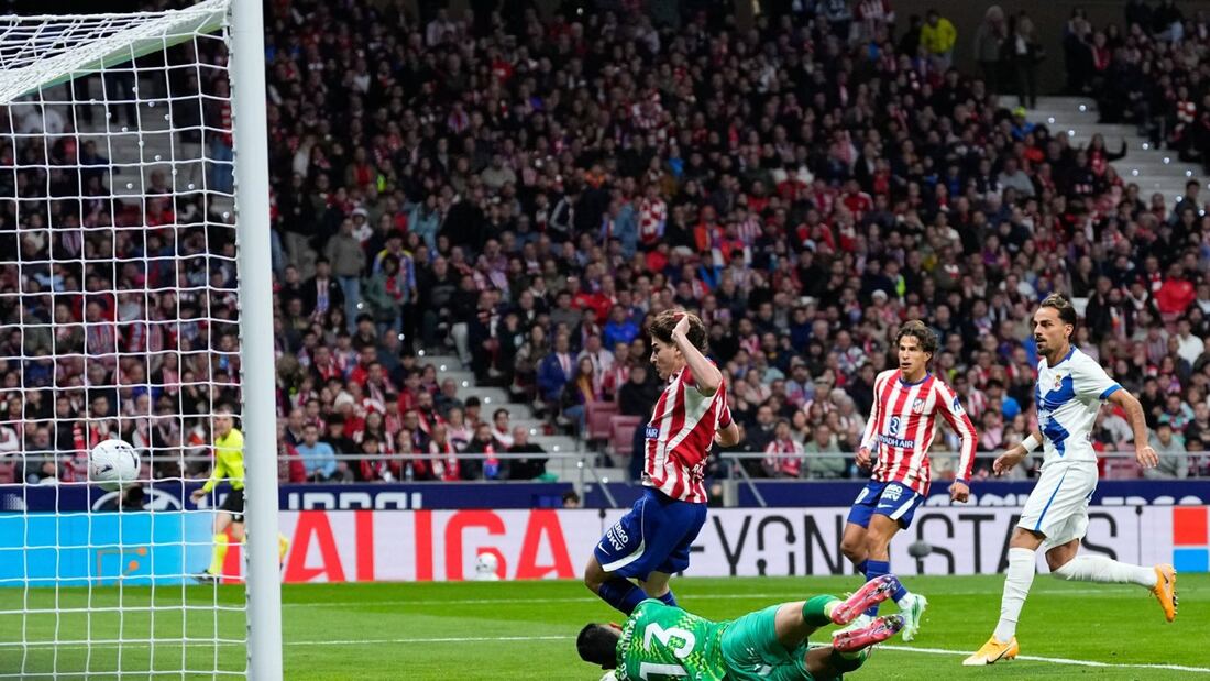 Julián Álvarez rescata al Atlético frente al Deportivo