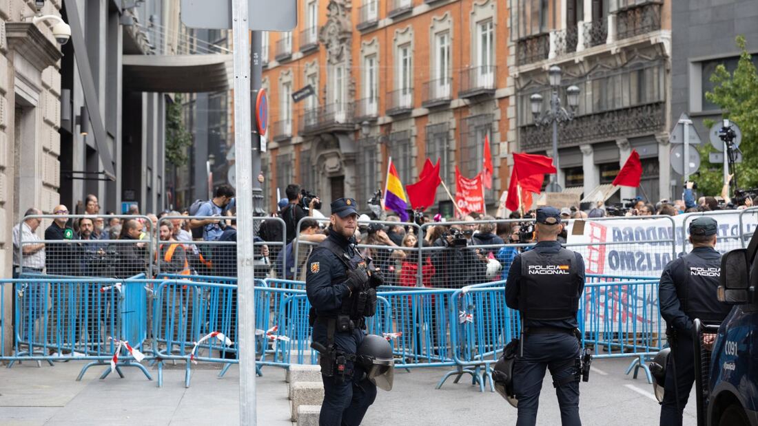 La Policía refuerza la vigilancia de grupos radicales en Sol