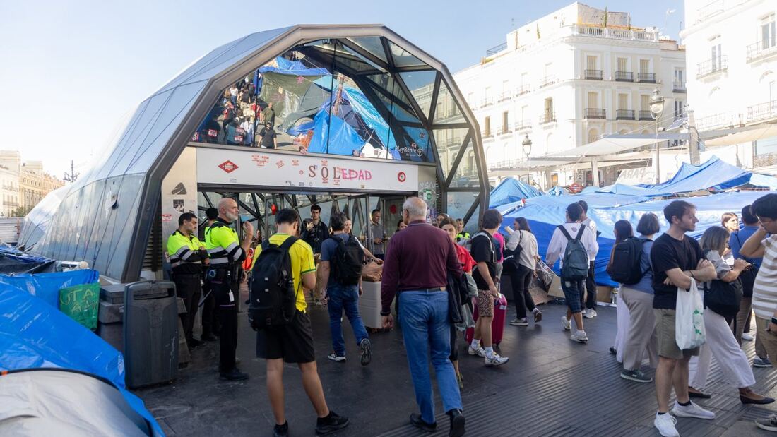 Sol amanece con menos tiendas en el primer mes de acampada