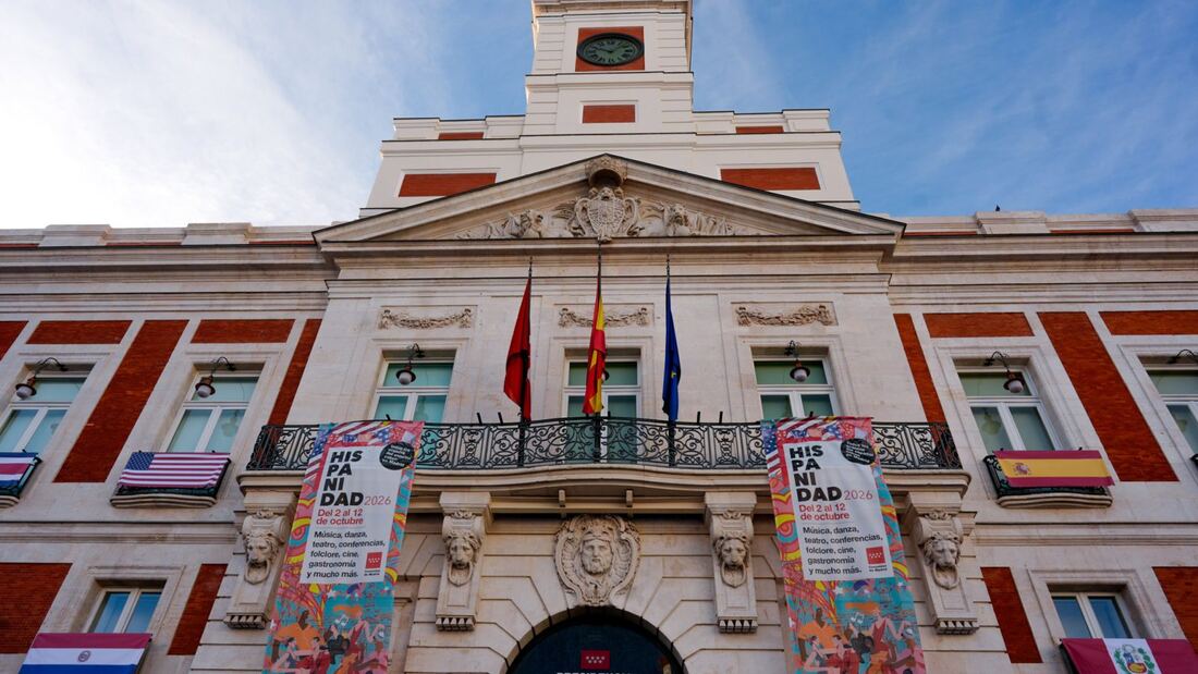 La Real Casa de Correos luce 23 banderas por la Hispanidad