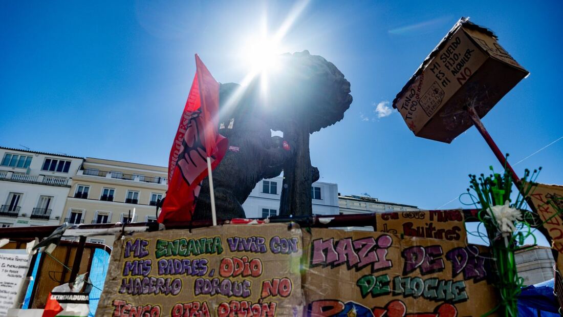 Lanzan huevos contra los acampados por la vivienda en Sol