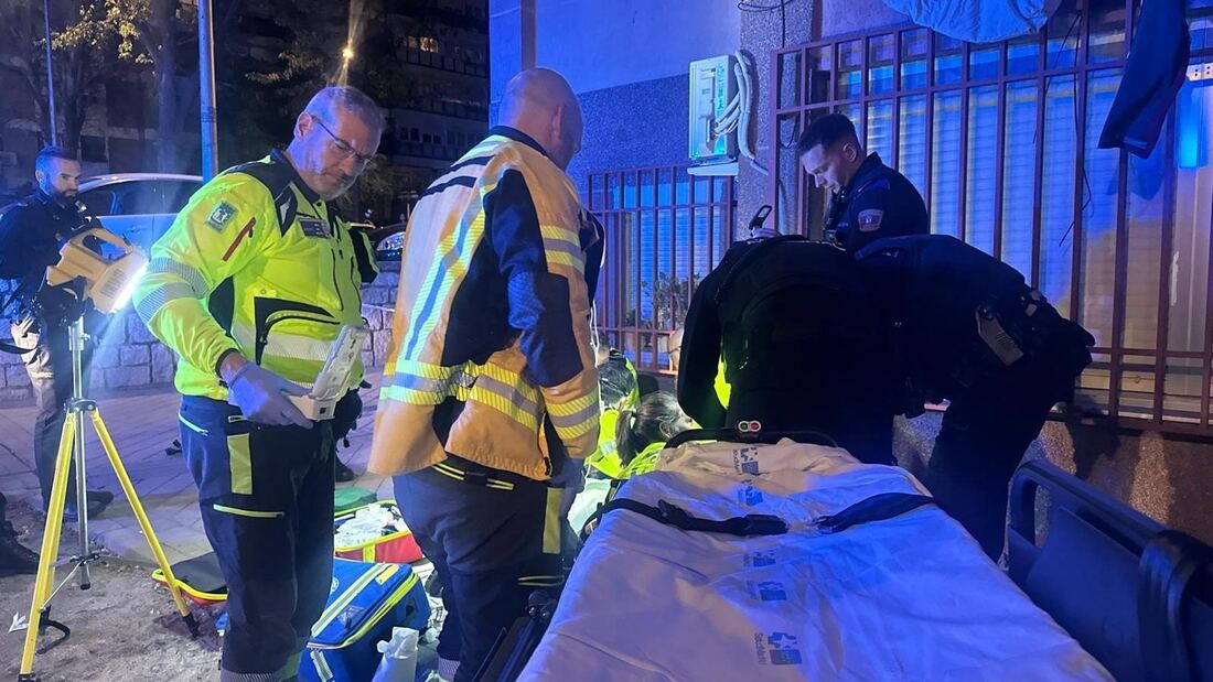 El Hospital La Paz recibe grave a un menor de 14 años con cuatro heridas de arma blanca